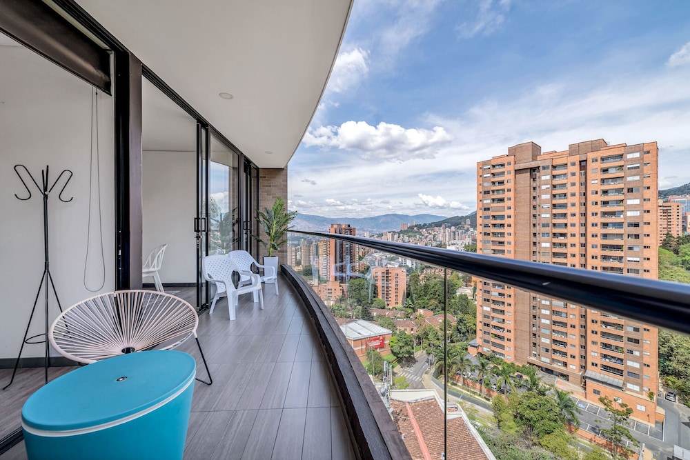 Apartamentos Class Suites by HOUSY HOST