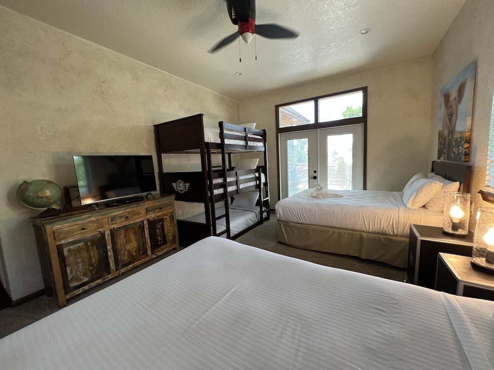 Magnificent Four Bedroom, Two 1/2 Bath luxury, log-sided Harbor North cottage with incredible views of Lake Ouachita. by RedAwning