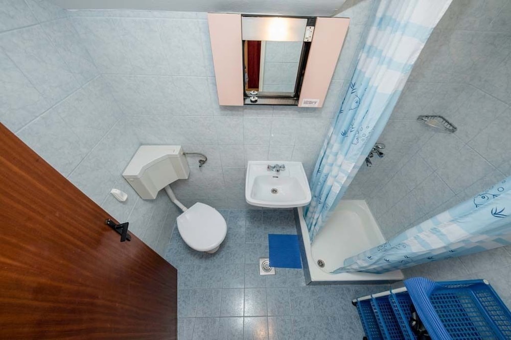 Paradise Beach en Lopar — bathroom