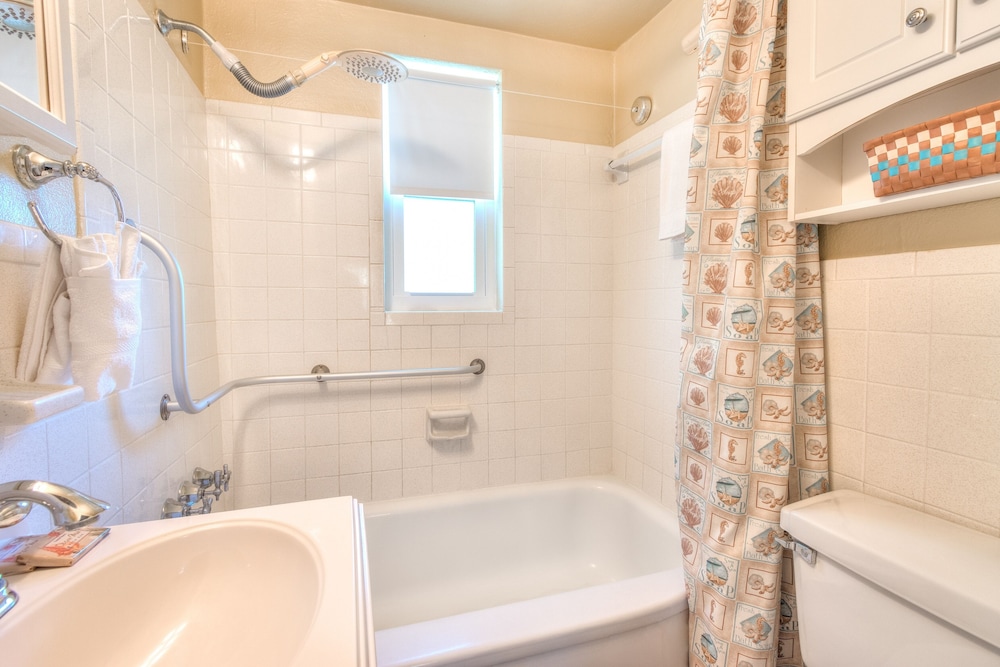 Tropic Terrace #4 - Beachfront Rental Studio Bedroom Apts by RedAwning view 4