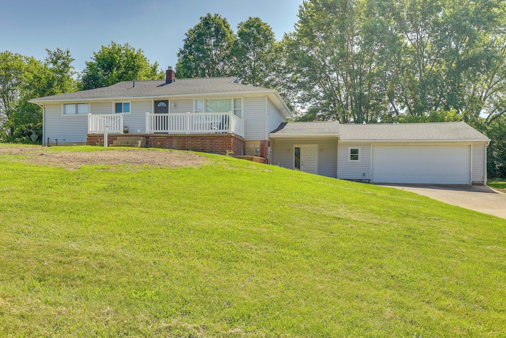 Fish, Hike & Golf: Leisurely Navarre Home w/ Yard!