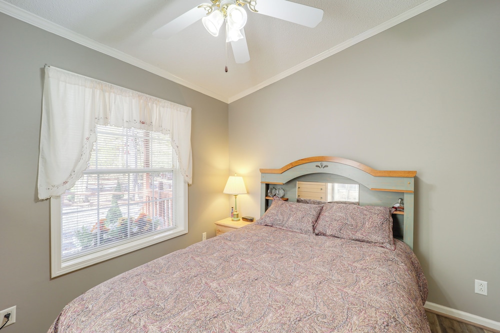 Pet-friendly Beech Mtn Home, 2 Mi to Skiing/hiking view 4