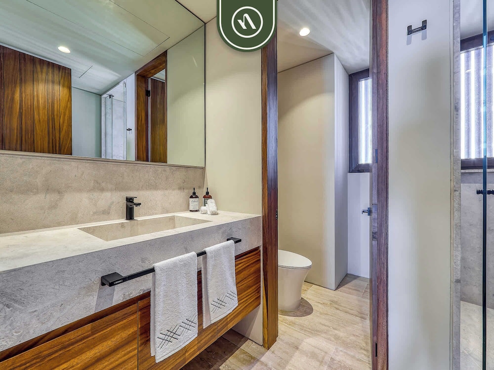 Luxury 4BR Oceanfront Condo - Private Beach - Pool
