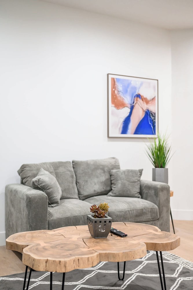 Not Affected by the Fire/modern 5BR Home With Parking, Near LA Attractions #4