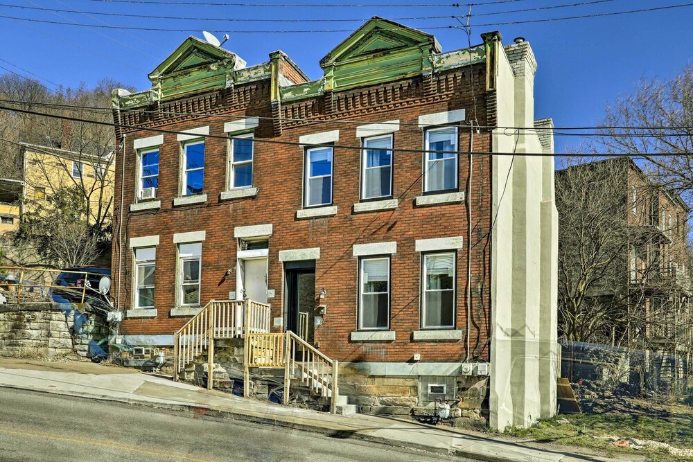 Pittsburgh Townhome: 1 Mi to Downtown view 5
