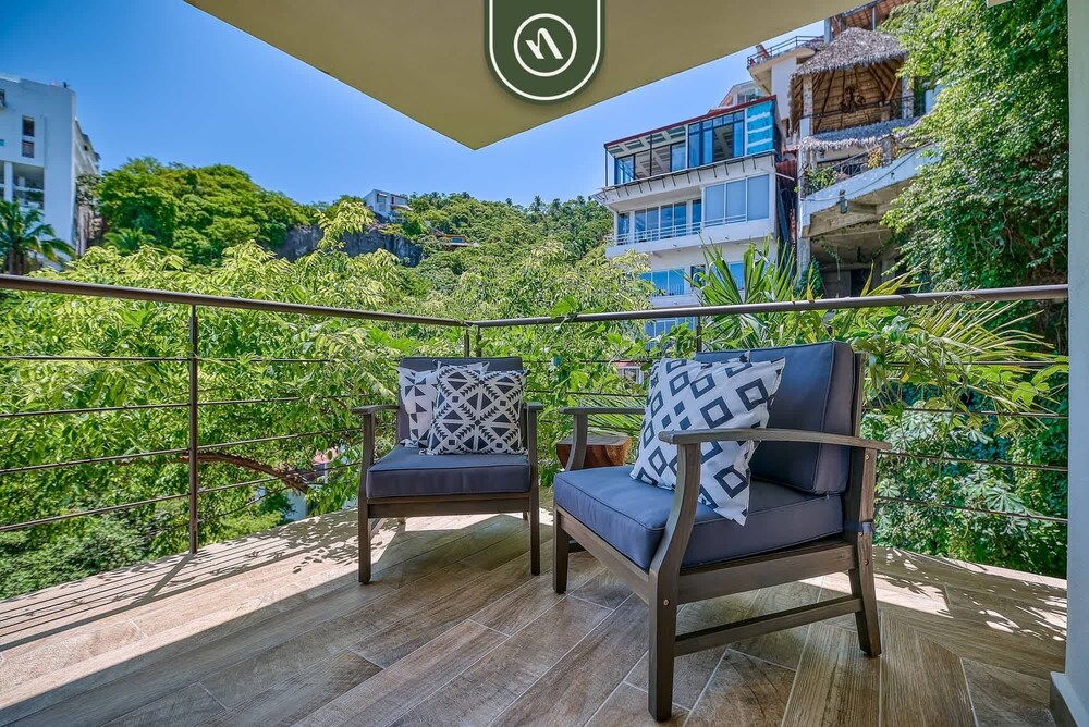 Luxury 2 BR Condo in the Jungle - Oceanview Pool