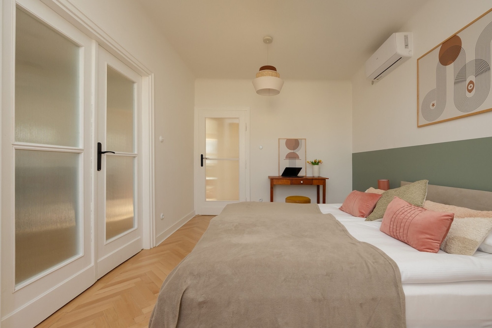 Apartment for 6 in the Heart of Warsaw view 4