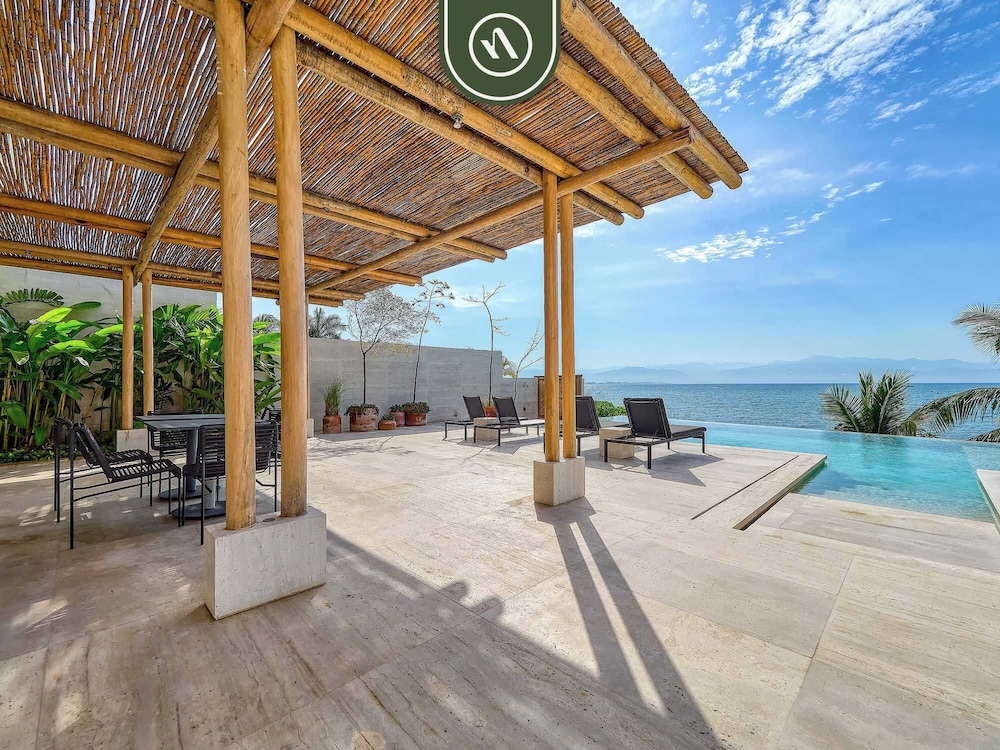 Luxury 4BR Oceanfront Condo - Private Beach - Pool
