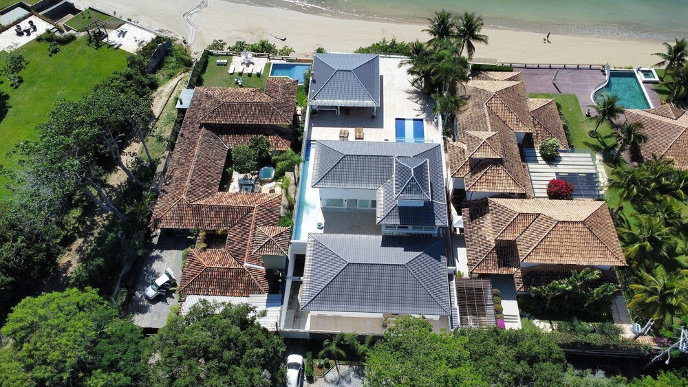 Mansão Pé na Areia Ferradura com 4Suítes