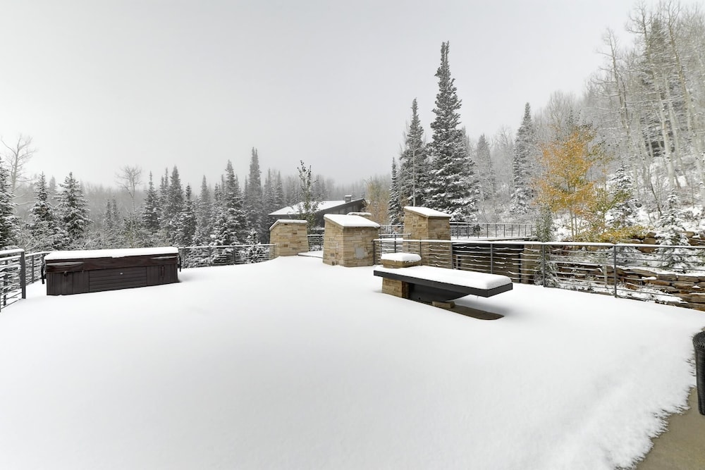 KBM Resorts Walk to Slopes, Sports Court, Private Home Theater, Sleeps 17, Outdoor Hot Tub Pco-184m
