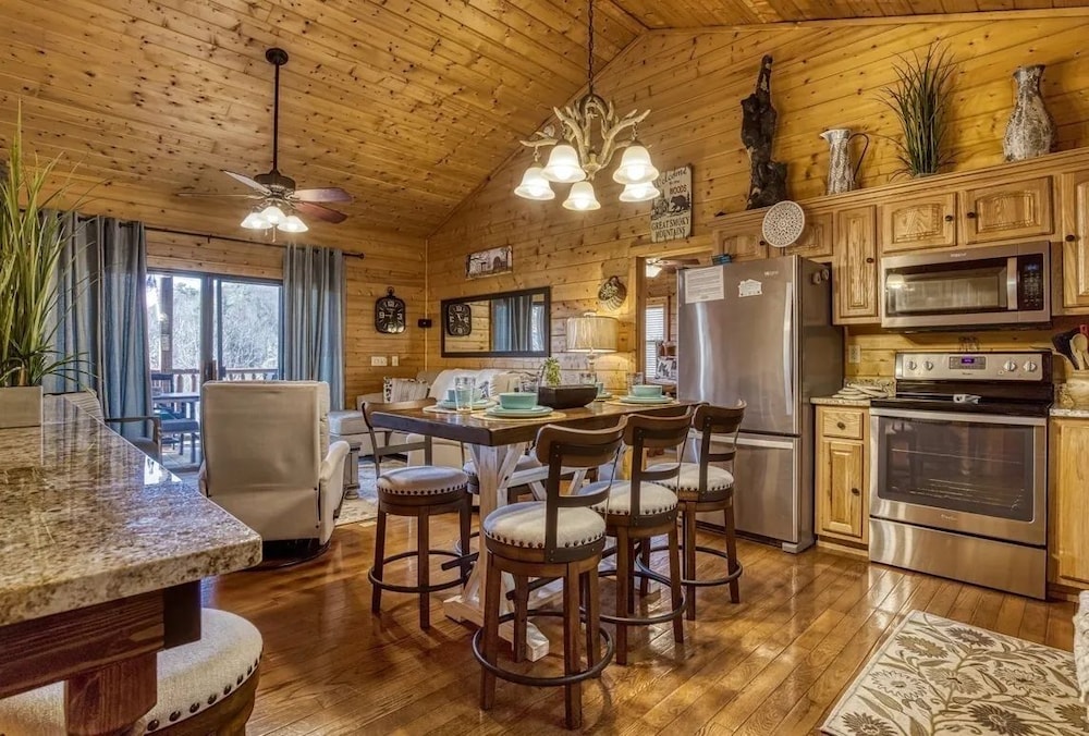 Hillbilly Hideaway 4 Bedroom Cabin