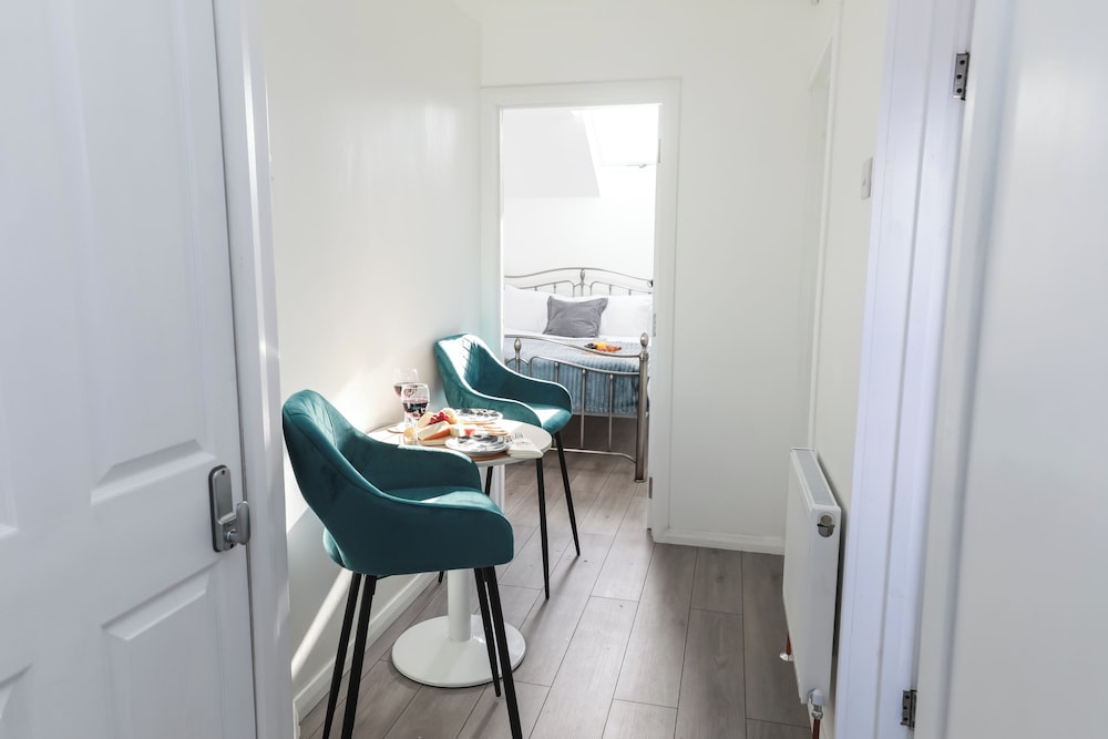 4 Guests - 2 Bedrooms - City Escape Retreat