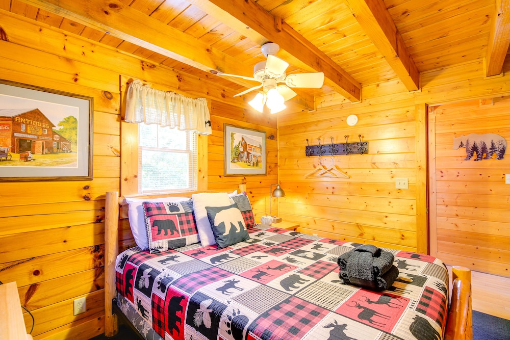 Walk to Pigeon Forge Pkwy: Hot Tub Hideaway! view 5