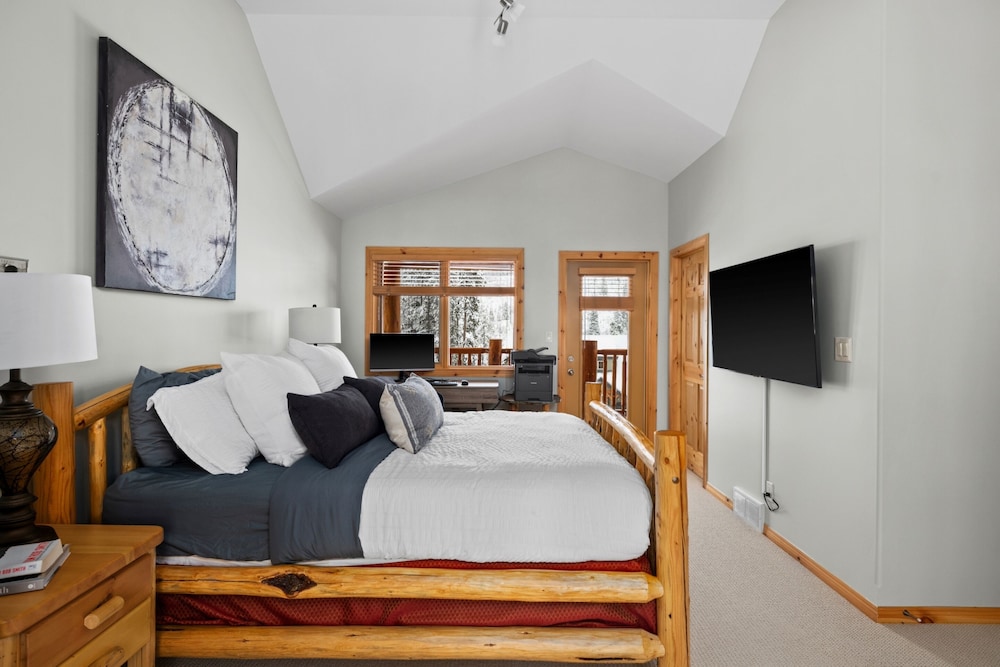 MODERN 4,500 sqft Ski Chalet: 5 Br + 6 Ba | Pool Table | Pool + PRIVATE Hot Tub - Image 5