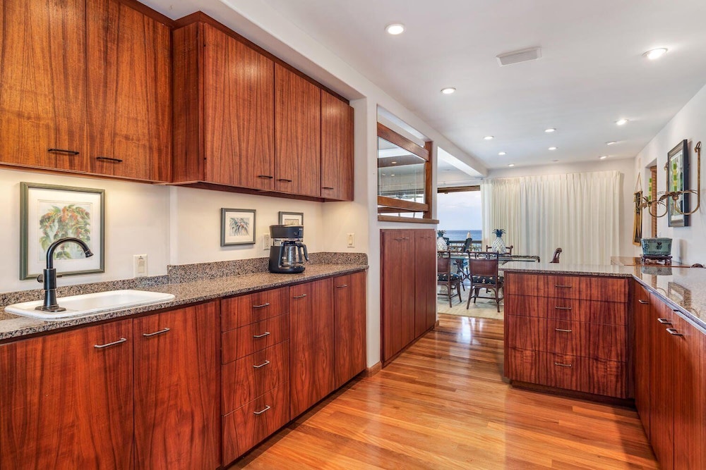 Air-conditioned Ocean Front Hawaii Townhome! - Sleeps 6 - Vrkcv