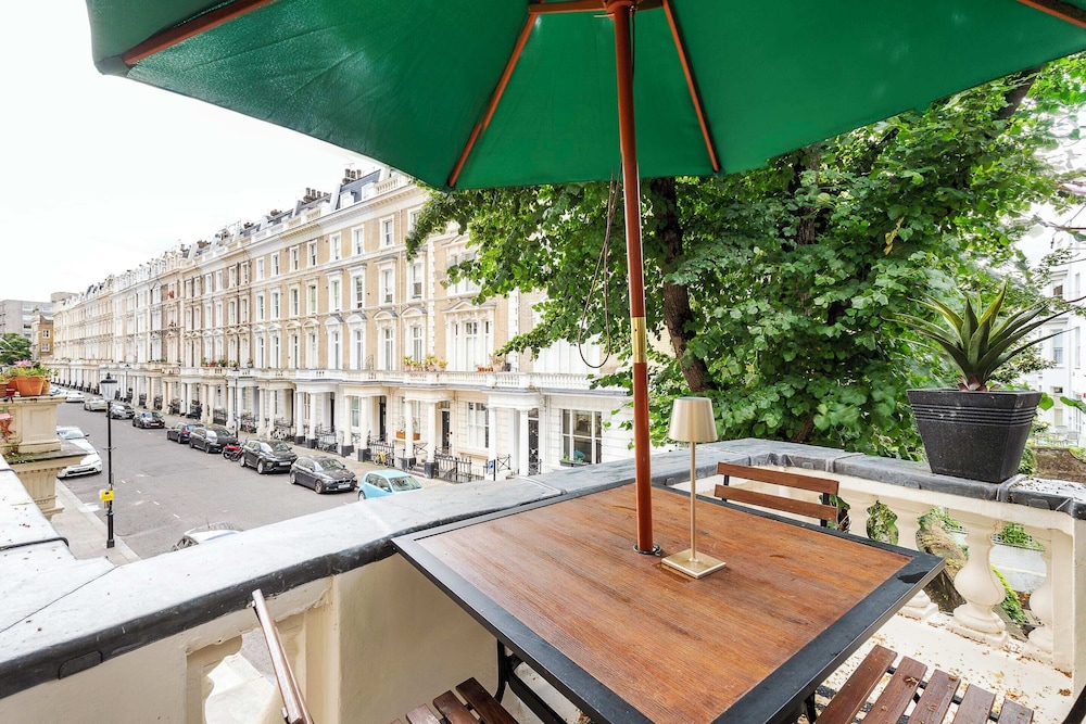 Classic Victorian Flat With Terrace