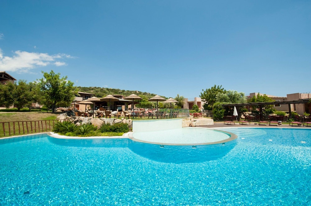 Apartment in Residence With Pool