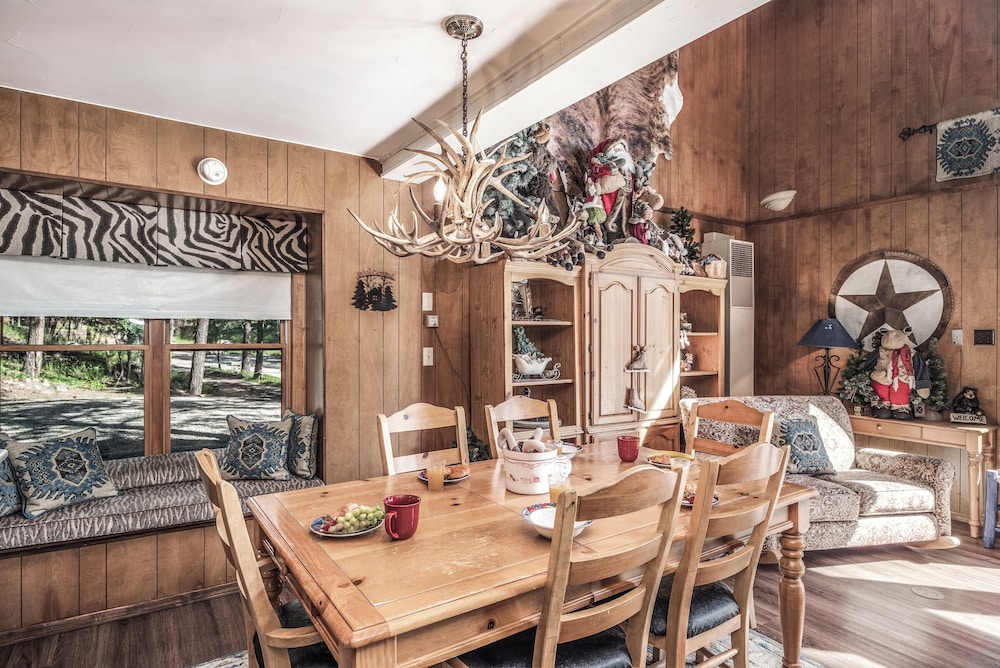 Tis Holiday Haus by Ruidoso Vacation Rentals
