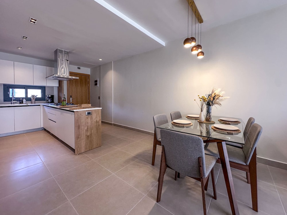Beautiful Brand new Beach Condo w Picuzzi