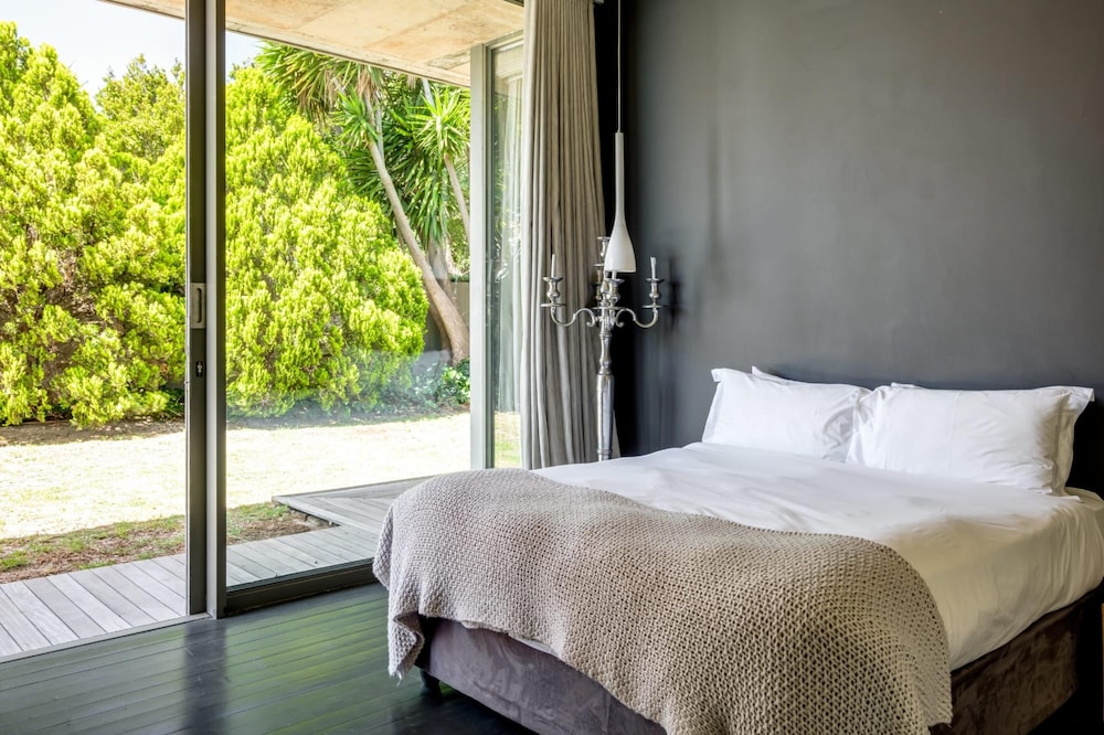 Exquisite Modern Camps Bay Villa Hove Villa