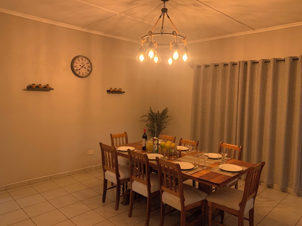 Hungwe House Victoria Falls
