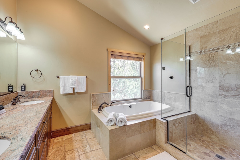 Walkable Big Bear Lake Home w/ Private Hot Tub!