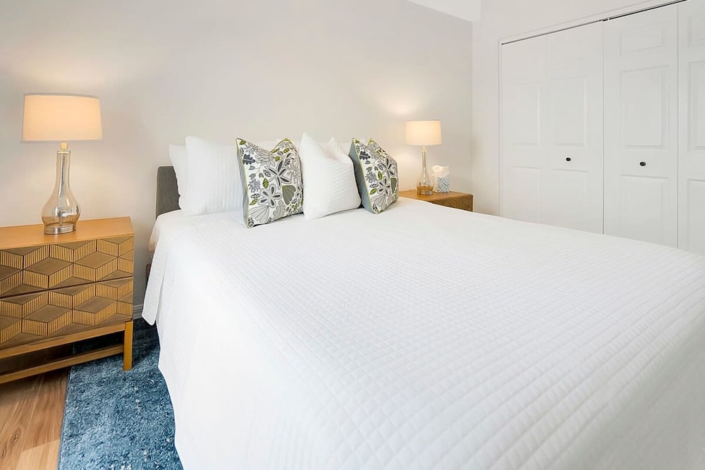 2 Steps to Ice Plant Apt in Downtown St Aug