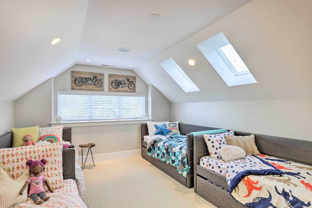 Luxe Sandy Home w/ Hot Tub: 9 Mi to Skiing!