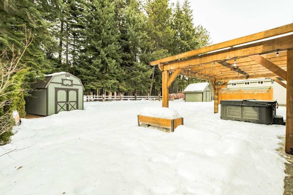 Mountain Retreat With Hot Tub, Game Room And Yard 3 Bedroom Home