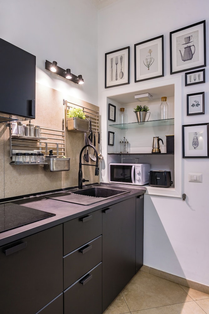 Chiaia Boutique Flat on Pedestrian Area by Napoliapartments
