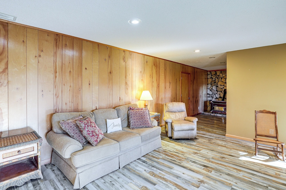 2 Mi to Ski Slopes! Mtn-view Home in Mars Hill