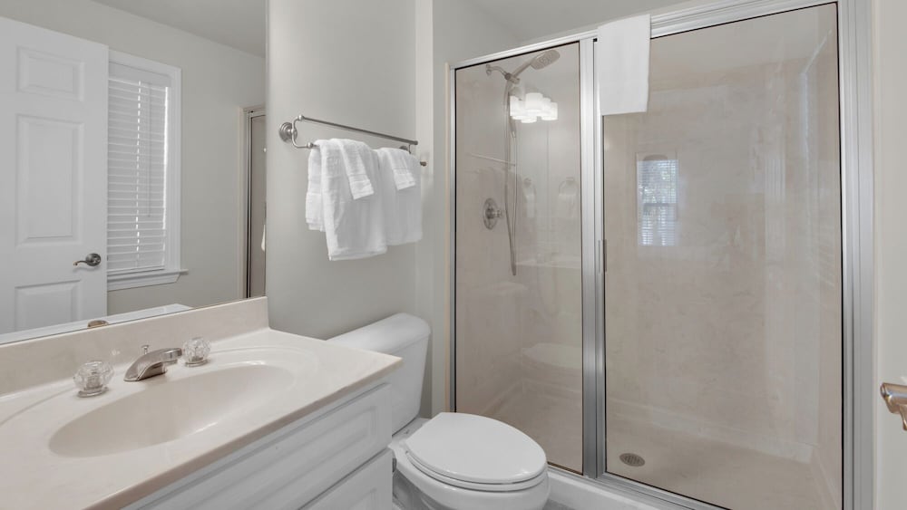 3br/2ba, Sleeps 6, BBQ Grill, Pool, Beach Access + Free Attraction Tickets!