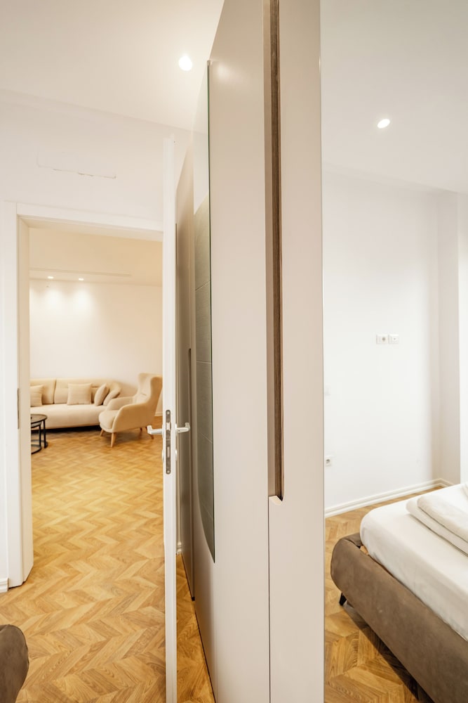 Tirent Apartment-Modern 1-Bedroom Stay Near Liqeni i Thatë