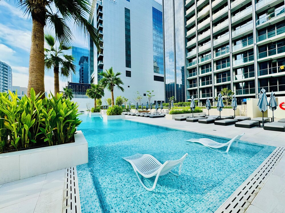 Venduras Chic 1BR Burj Views Sterling