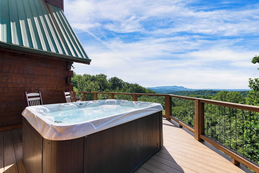 Big Bear Lodge by Avantstay Smoky Mountain Views, Hot Tub, Theater & Game Room