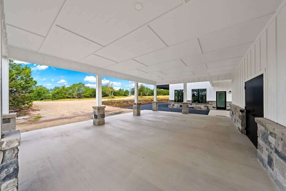 Hill Country Escape W/views Plus, Hot-tub and Pet Friendly!