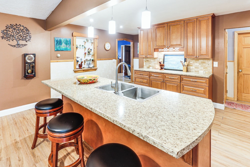 Family-friendly Home w/ Furnish Patio in Crystal!