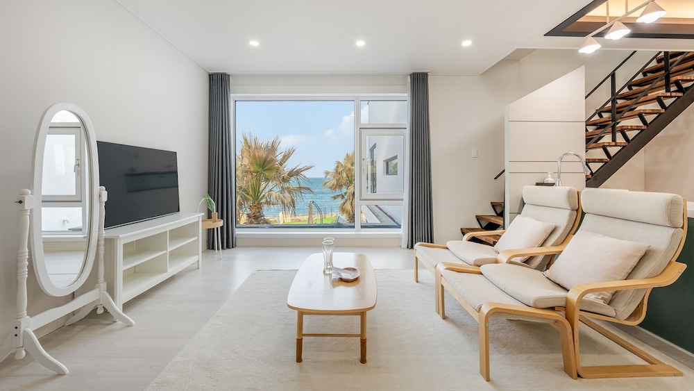 Namhae Orosy Bada Pool Villa & Pension