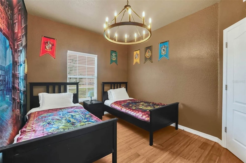 2335 Amazing 5BD Family Townhome Close to Disney
