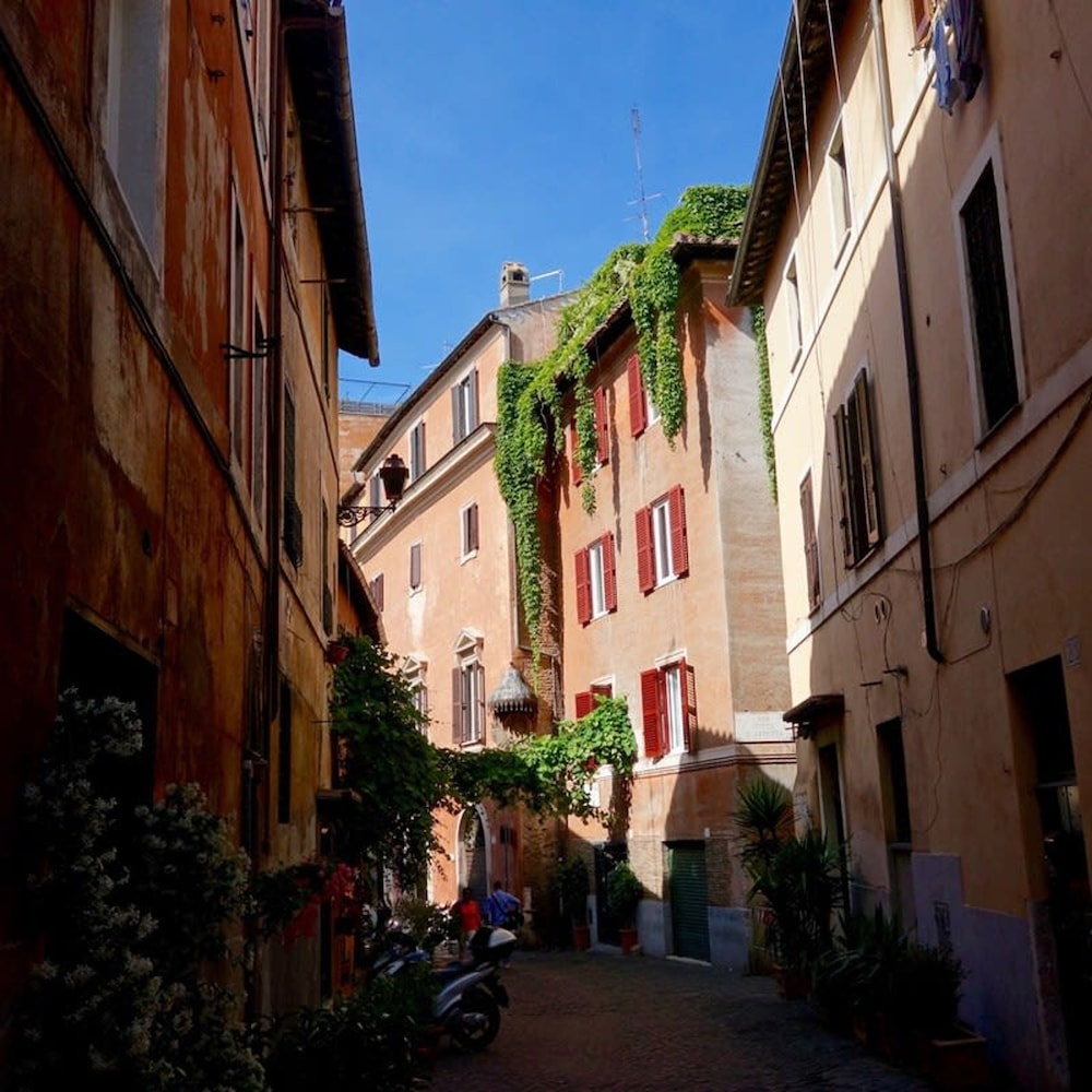 Rome With a Garden Delightful 1 Bedroom Apartment With Private Garden in Historic Trastevere