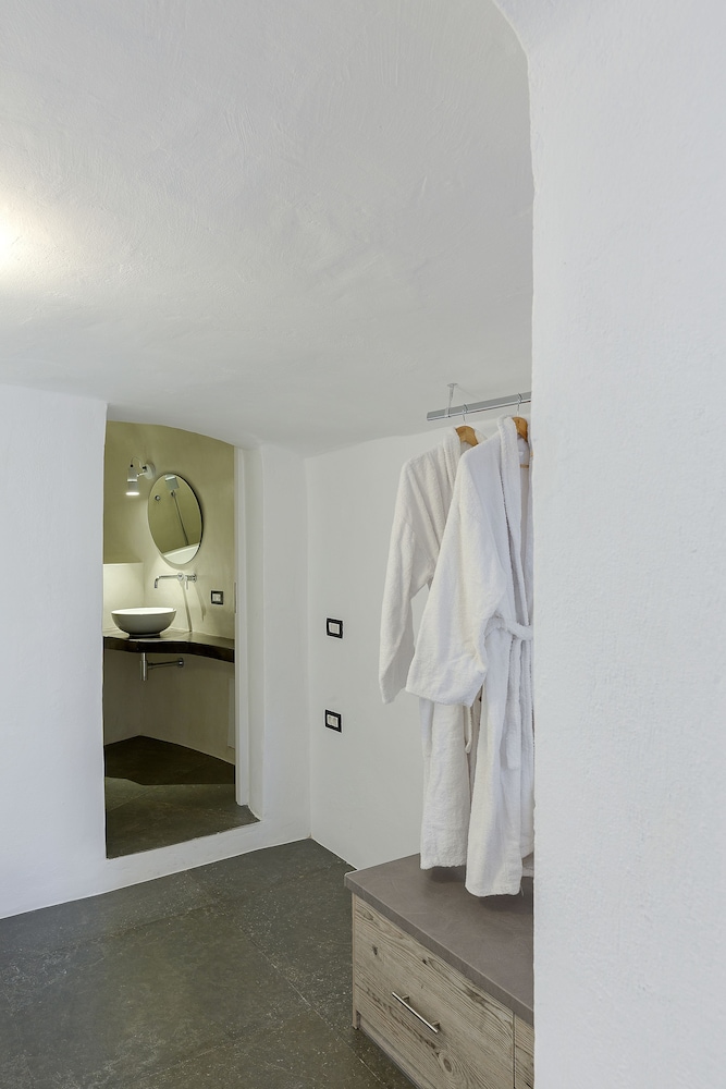 Alluvial Santorini Suites