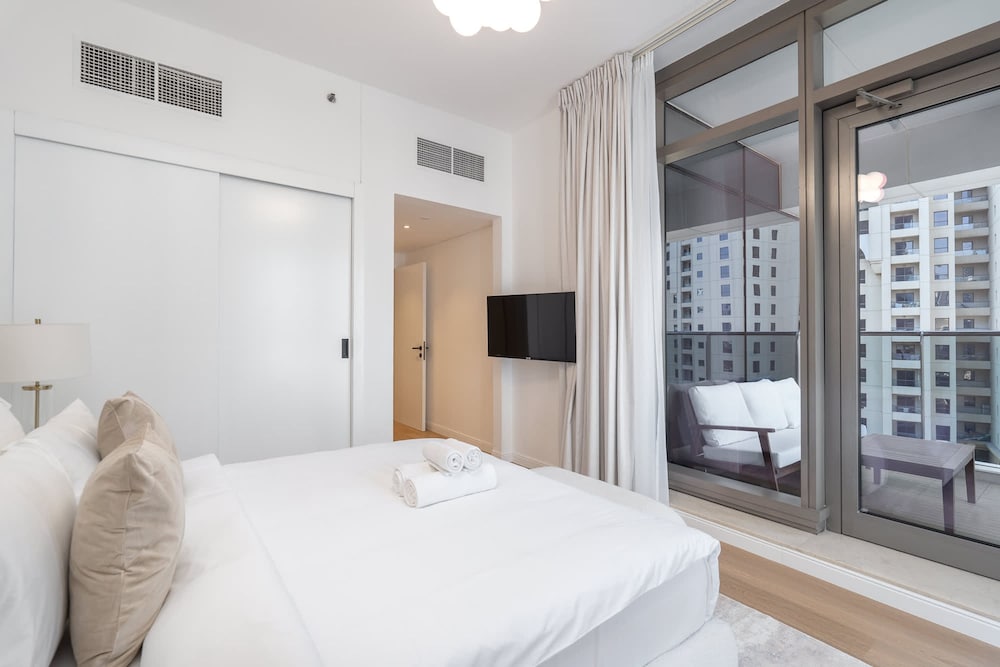 Bright and Airy 1-bedroom Apartment Perfect for 4 in Dubai Marina