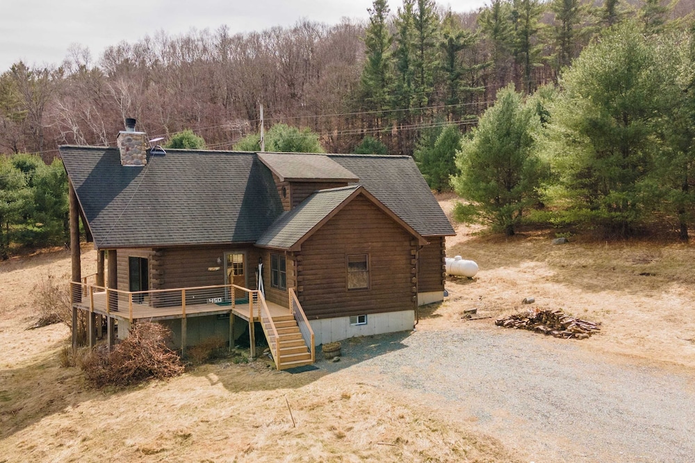 Secluded w/ Deck Views, Hot Tub, & Ping Pong Hudson in the Berks by Avantstay