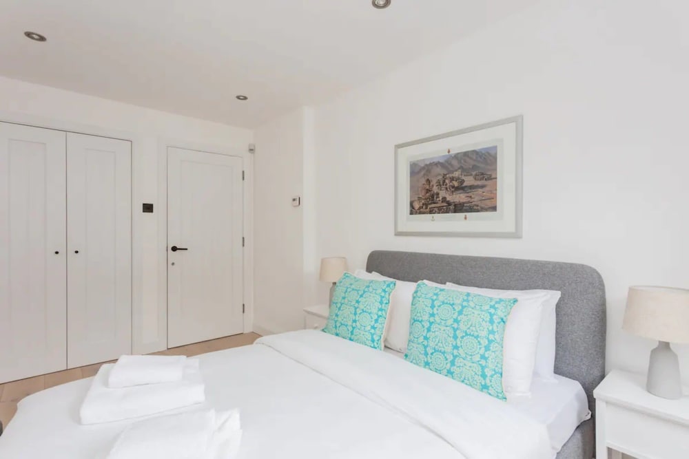 Contemporary 2 Bedroom House in Vibrant Shepherds Bush