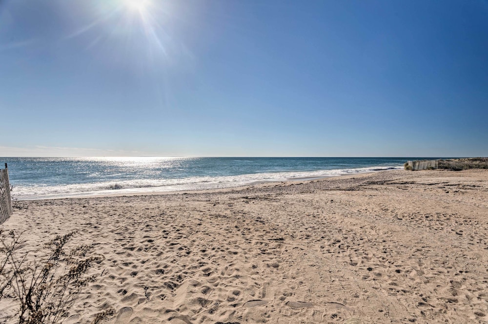 Seaside SK Getaway: Steps to Matunuck Beach!