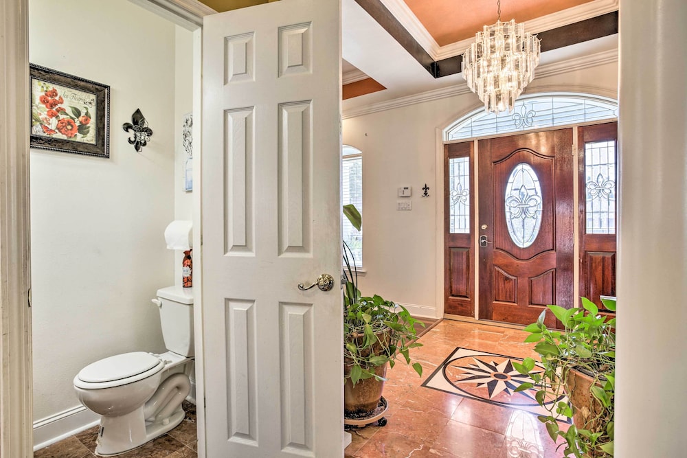 5 Mi to Bourbon Street: Nola Home w/ Fenced Yard!