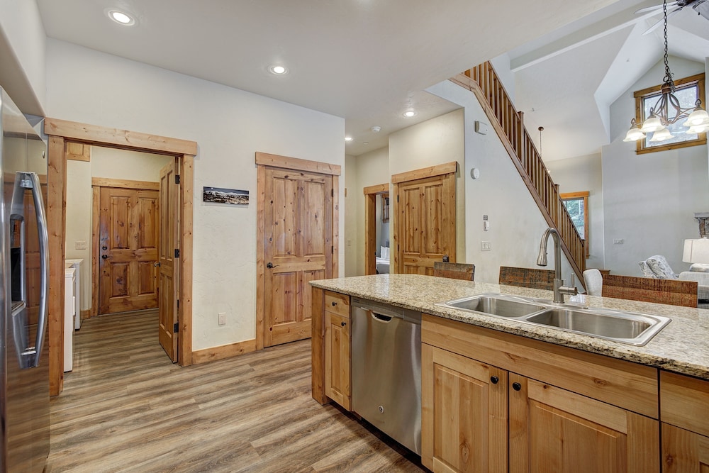 Spacious, Updated Townhome With Private Garage 3 Bedroom Condo