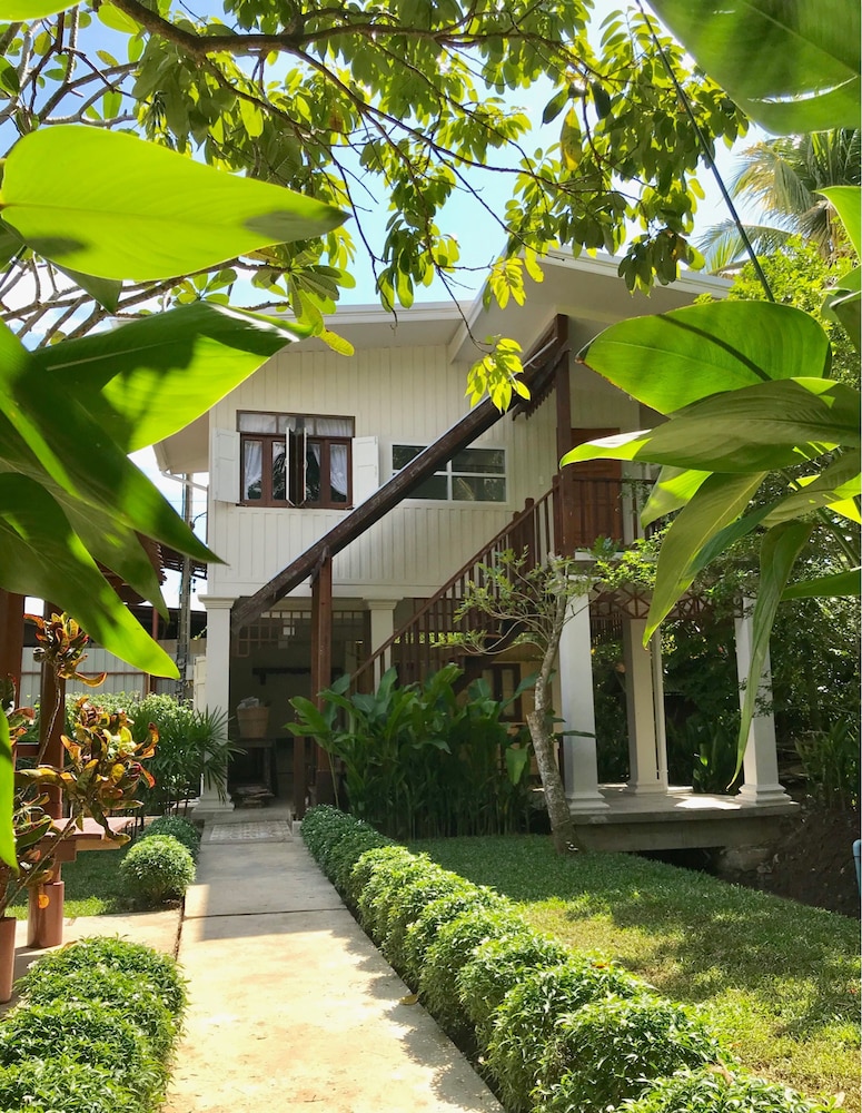 Hotel Baan Suan Amphawa - Image 1