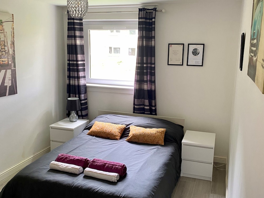 Charming 2-bed Apartment in Edinburgh City Centre view 3