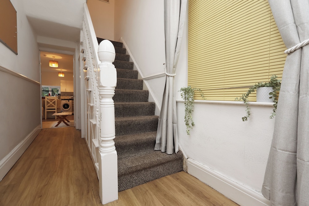 Cardiff Guesthouse & On-Street Parking